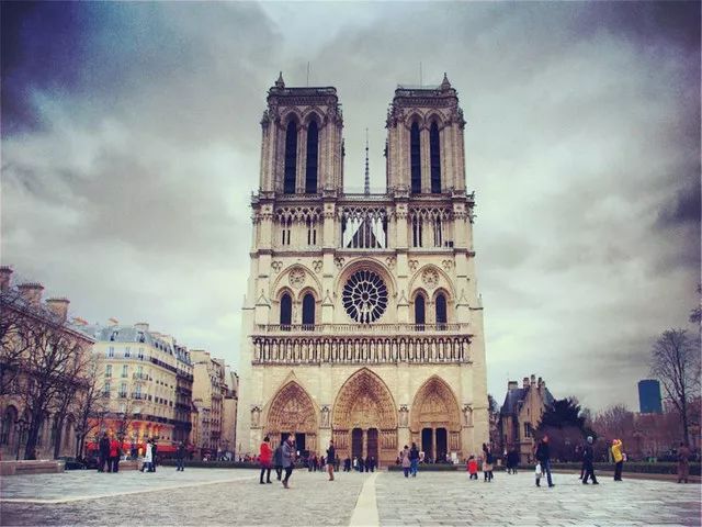 巴黎圣母院烧毁一周后，评论区留下了“10000句脏话”！