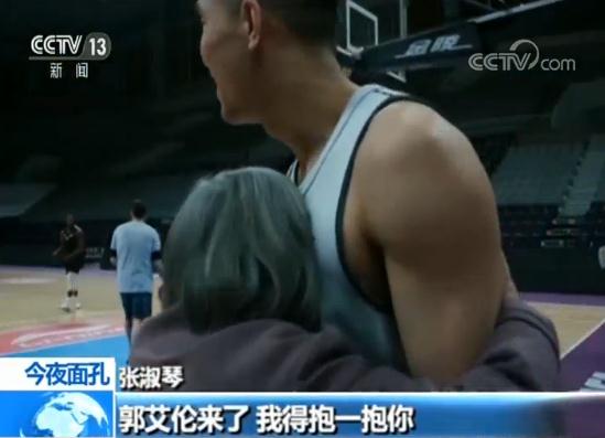 中年人为什么喜欢看cba(84岁奶奶热爱篮球20年：最想亲眼看一看郭艾伦)