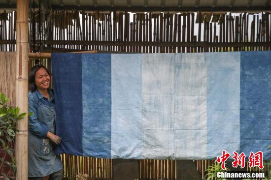 贵州侗族织娘染出“二十四节气”蓝