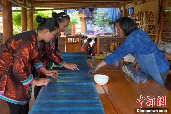贵州侗族织娘染出“二十四节气”蓝