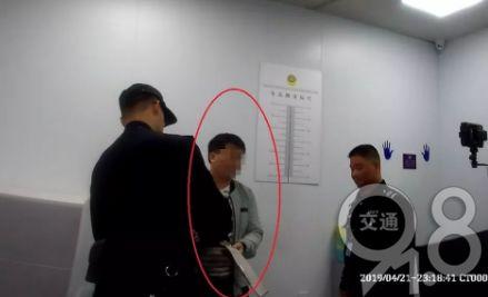 男子强吻租客女友,强吻出租车