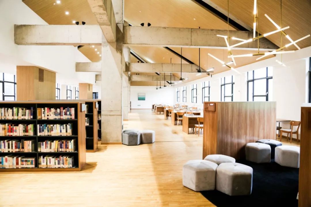 一年学费8W+的大学，吃什么？