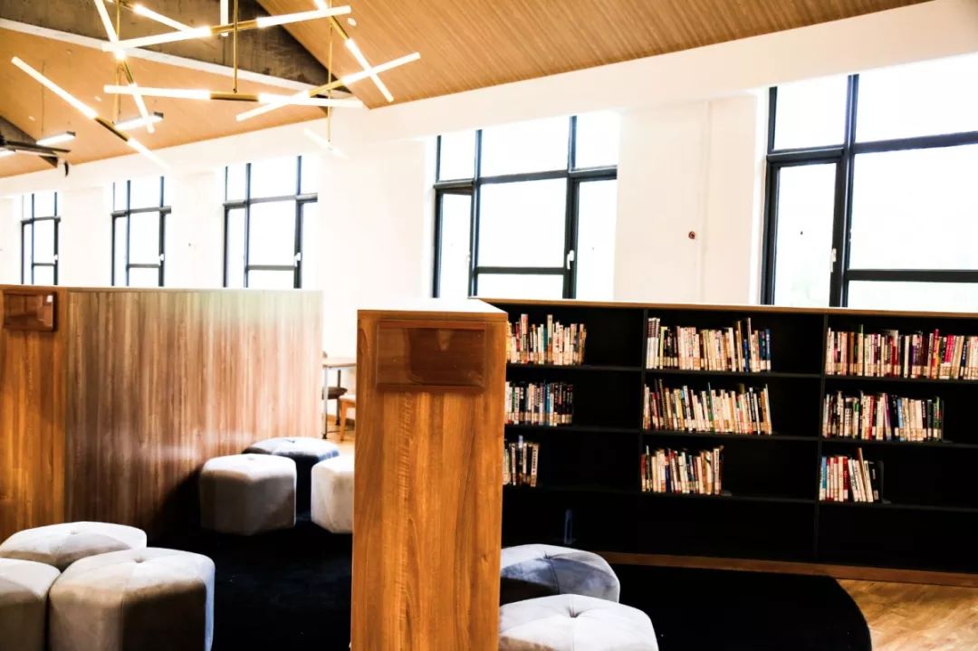 一年学费8W+的大学，吃什么？