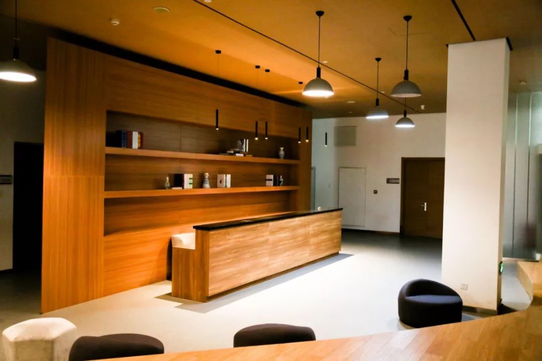 一年学费8W+的大学，吃什么？