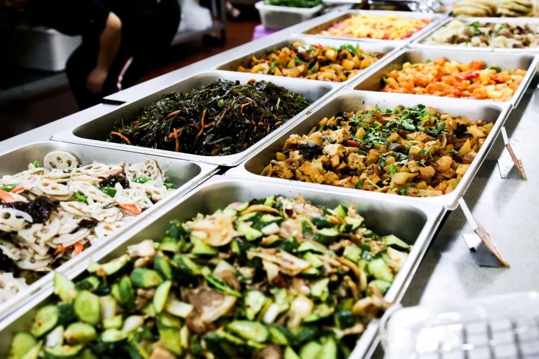 一年学费8W+的大学，吃什么？