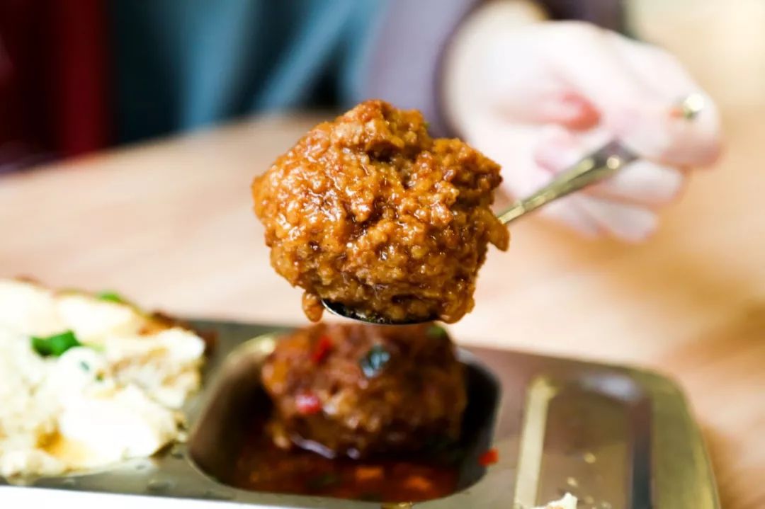 一年学费8W+的大学，吃什么？