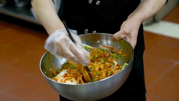 一年学费8W+的大学，吃什么？