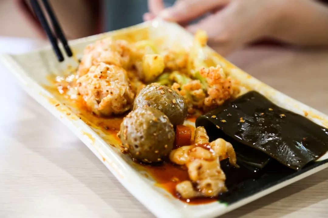 一年学费8W+的大学，吃什么？