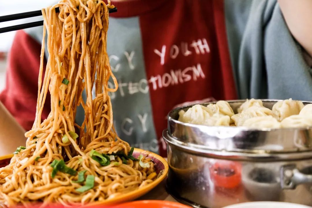 一年学费8W+的大学，吃什么？