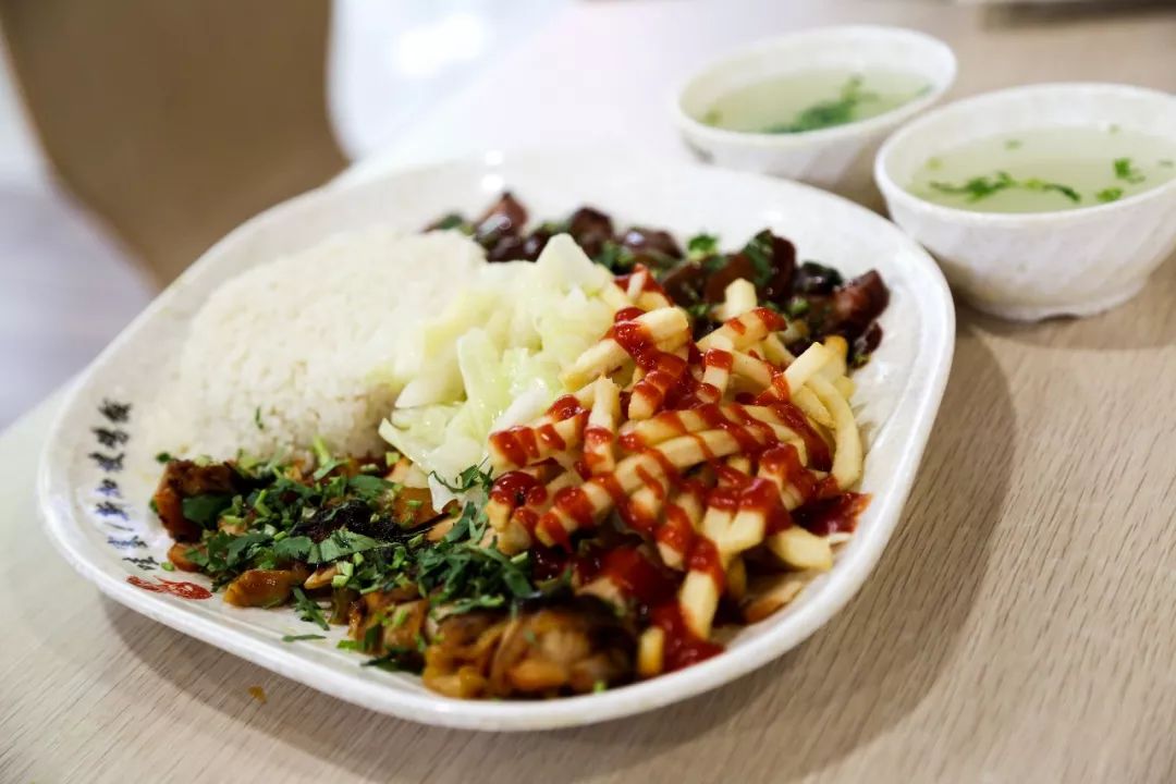 一年学费8W+的大学，吃什么？