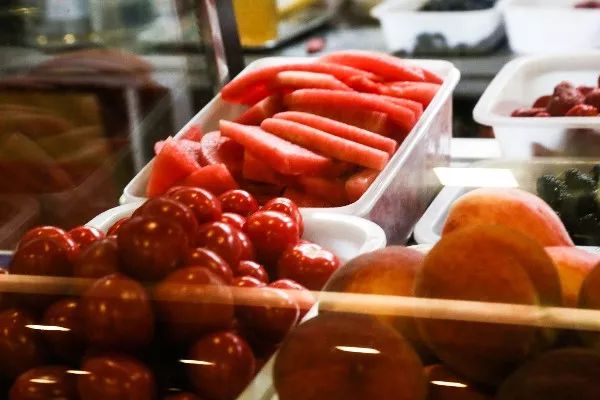 一年学费8W+的大学，吃什么？