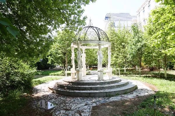 一年学费8W+的大学，吃什么？