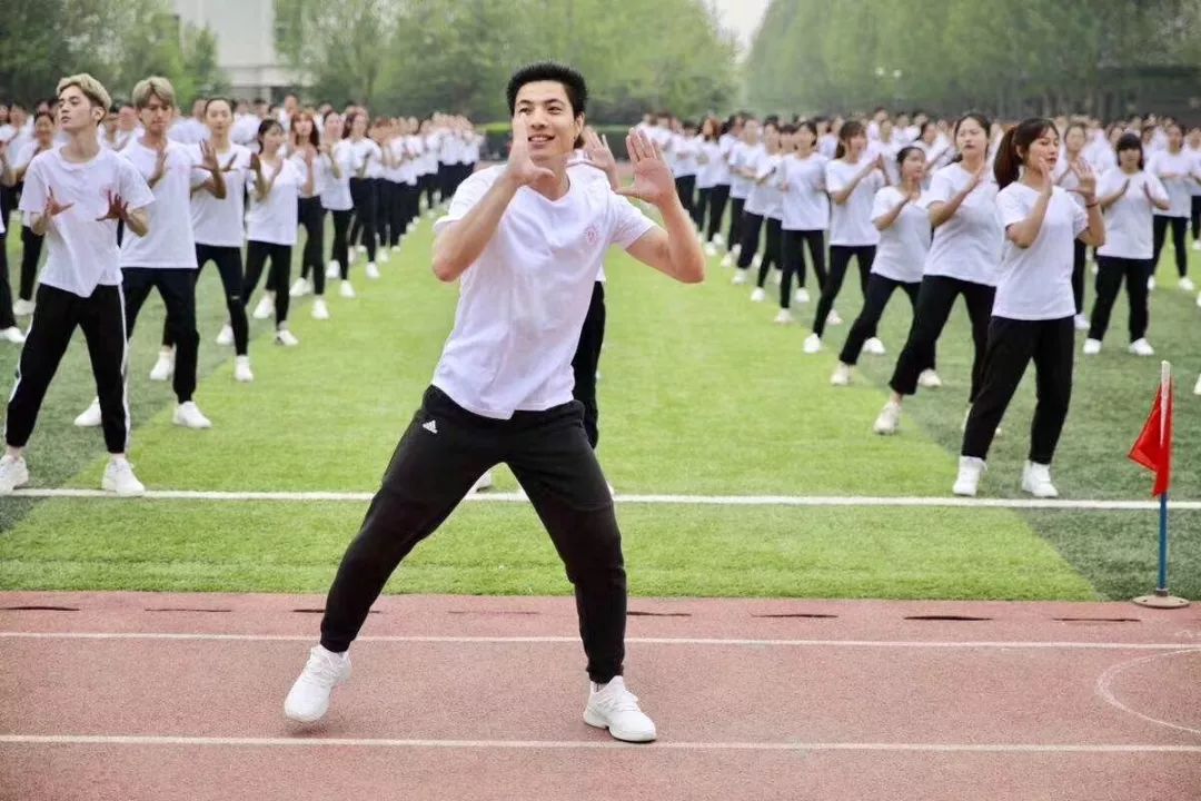 一年学费8W+的大学，吃什么？