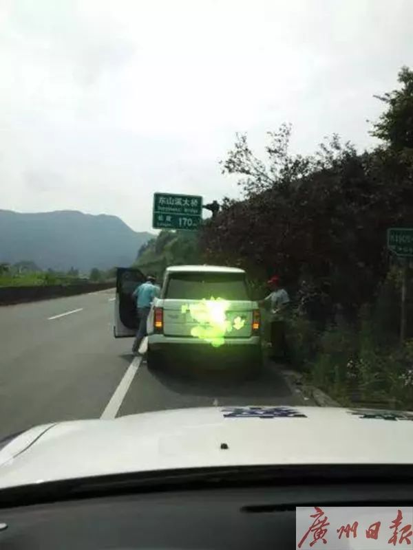 惊了！有人专门在高速路肩违停干这种事！扩散提醒：会要命！