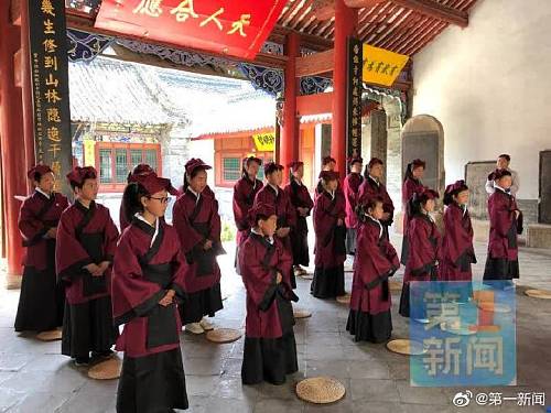 汉中一群娃娃“穿越”回汉代 张良庙内体验汉文化