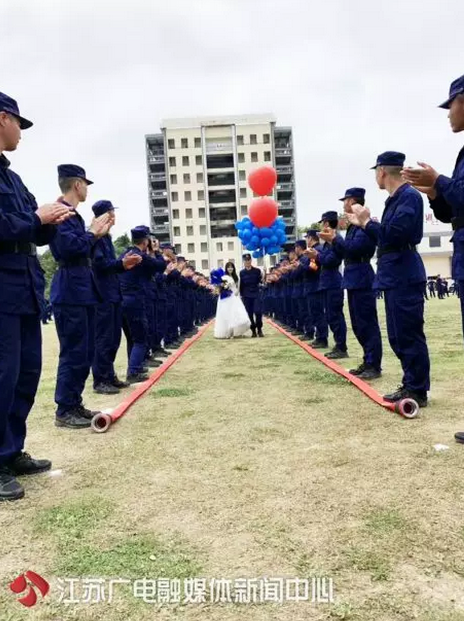 庆祝欧洲杯夺冠导致婚礼迟到(他这场婚礼，延迟了两次、伴郎有700个！)