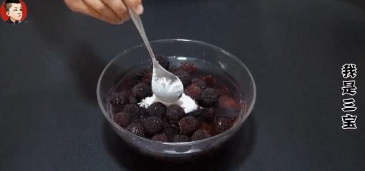 洗杨梅别只知道放食盐,教你清洗妙招,脏东西自己跑出来