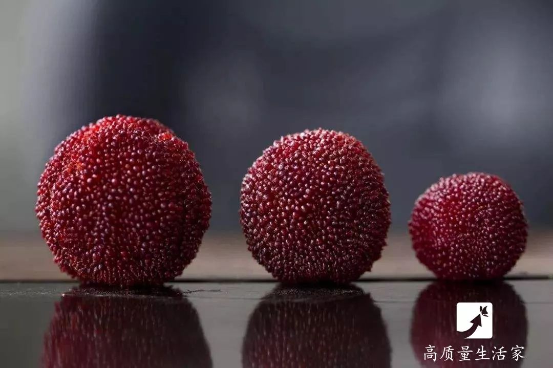 洗杨梅别只知道放食盐,教你清洗妙招,脏东西自己跑出来