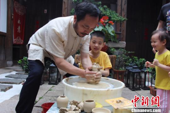 陶瓷大师40年锤炼“中国白”“德化心”