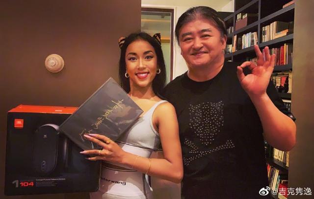 刘欢办豹纹派对怎么回事?妻子女儿罕见现身场面颇壮观