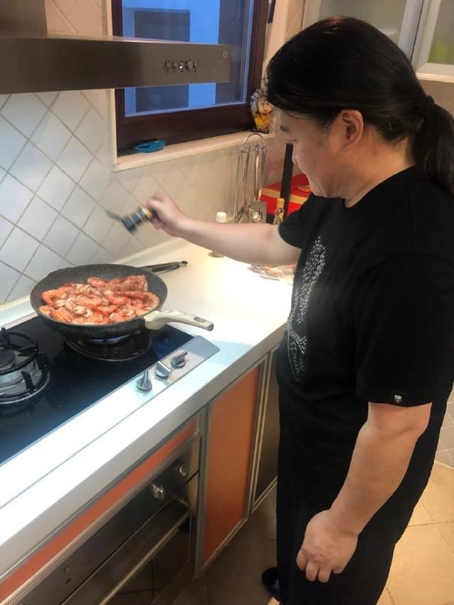 刘欢办豹纹派对怎么回事？妻子女儿罕见现身场面颇壮观