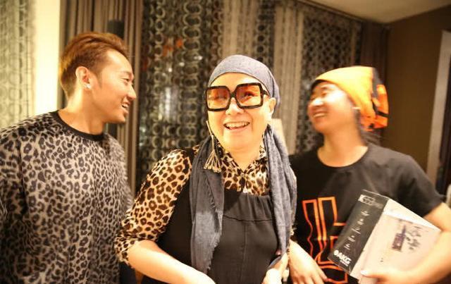 刘欢办豹纹派对怎么回事?妻子女儿罕见现身场面颇壮观