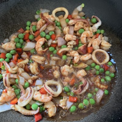 海鲜炒饭怎么做（在家也能做海鲜炒饭大人小孩都爱吃）
