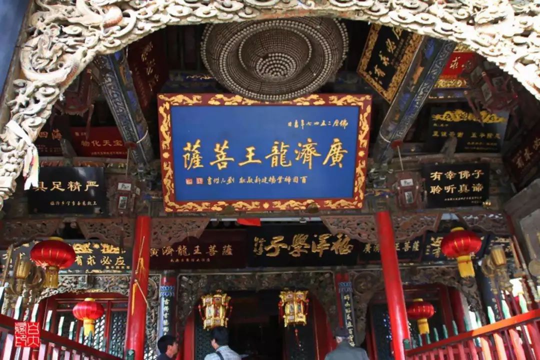 有一次来五台山寻父途中,走至台麓寺附近,突然狂风大作,天昏地暗,一行