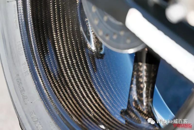 带有增压一般的狂啸动力！2019 BMW S1000RR