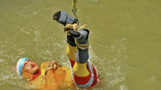 印度魔术师在水中逃跑，不幸溺死，尸体被打捞上来也被锁链绑住。
