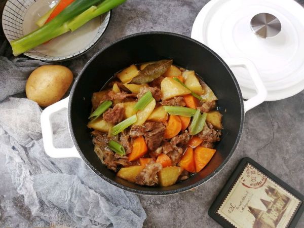 土豆萝卜炖牛腩的做法(香气四溢牛腩饕餮盛宴)