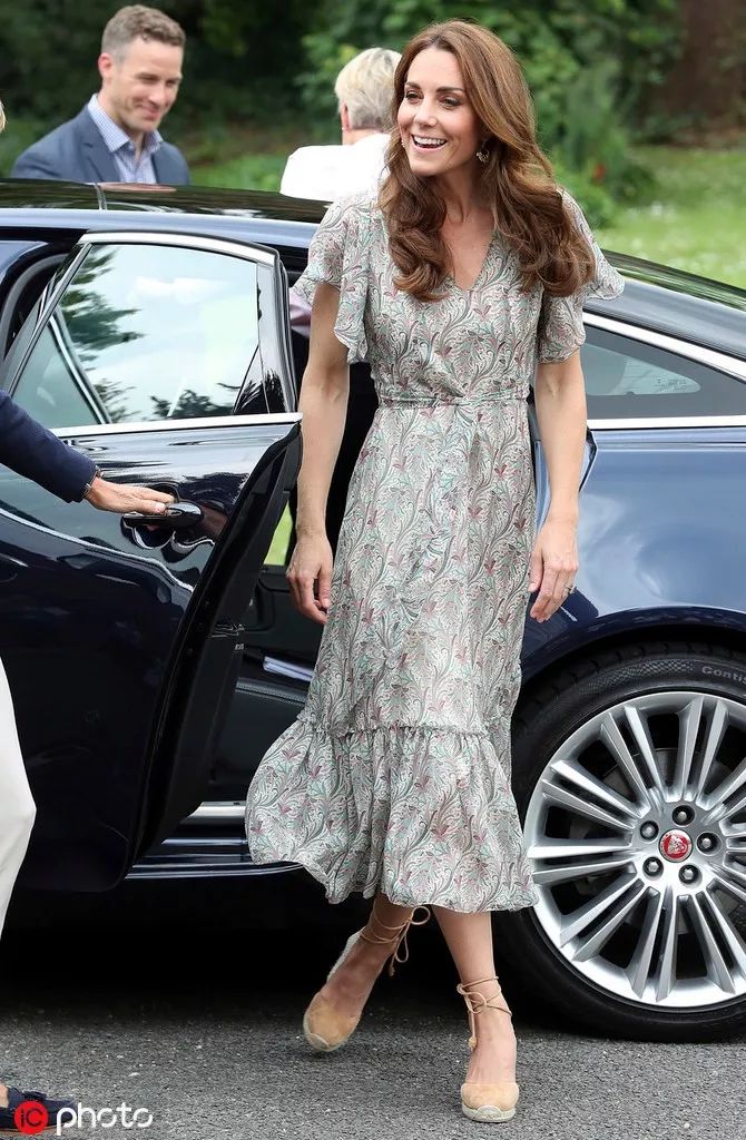 当凯特王妃穿上波点连衣裙，我看她的眼神变了