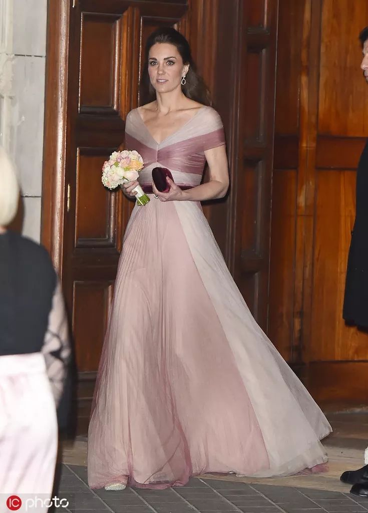 当凯特王妃穿上波点连衣裙，我看她的眼神变了