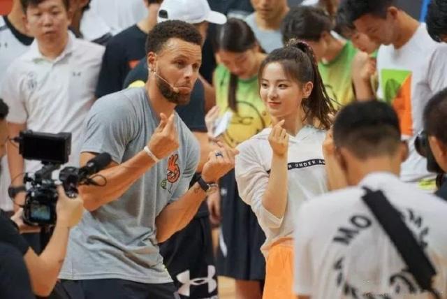 杨超越和哪些nba球星合照过(杨超越素颜和库里合照，两人肤色差不多，网友：说好的“最美村花呢”)