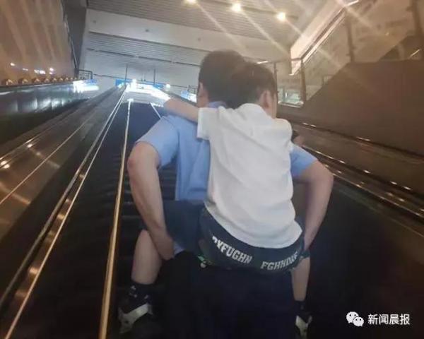 10岁男孩一年离家出走100多次，爸爸：只能等，毫无办法