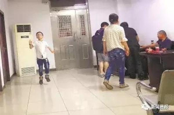 10岁男孩一年离家出走100多次，爸爸：只能等，毫无办法