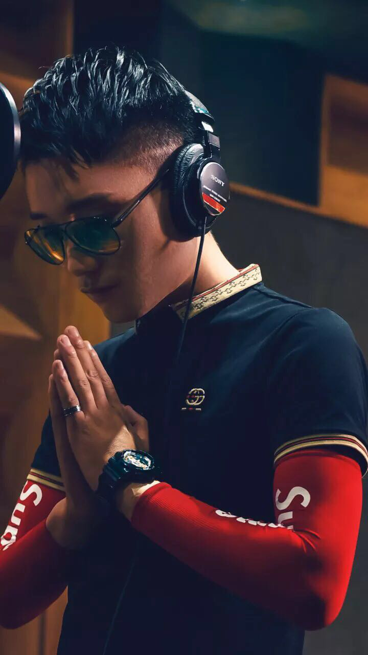 陌陌主播诉颂个人单曲《男人的肩》上线，说唱与摇滚的碰撞