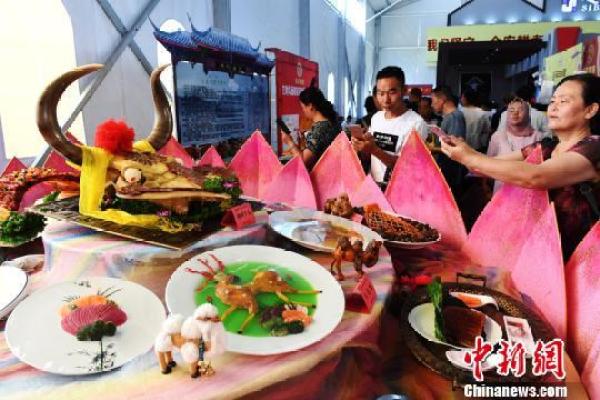 甘肃千种菜肴“争香斗艳”名师炫技传承“地标美食”