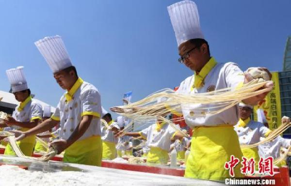 甘肃千种菜肴“争香斗艳”名师炫技传承“地标美食”