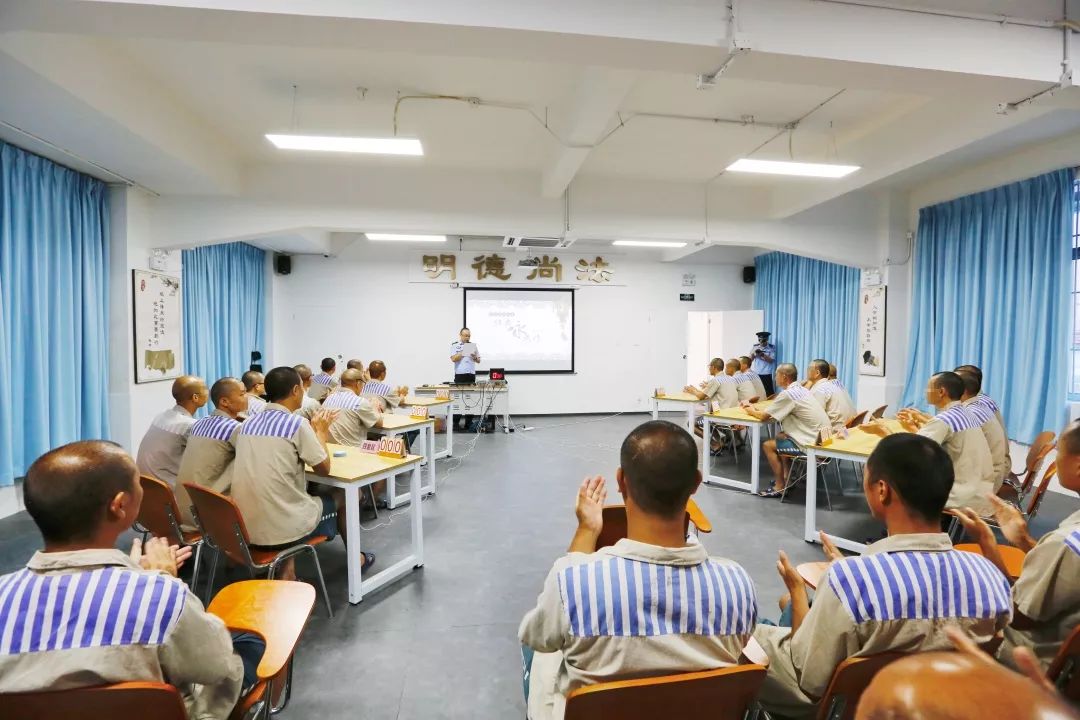 点燃学习古诗词的热情在诗词大会举办前,四会监狱已掀起学习古诗词的