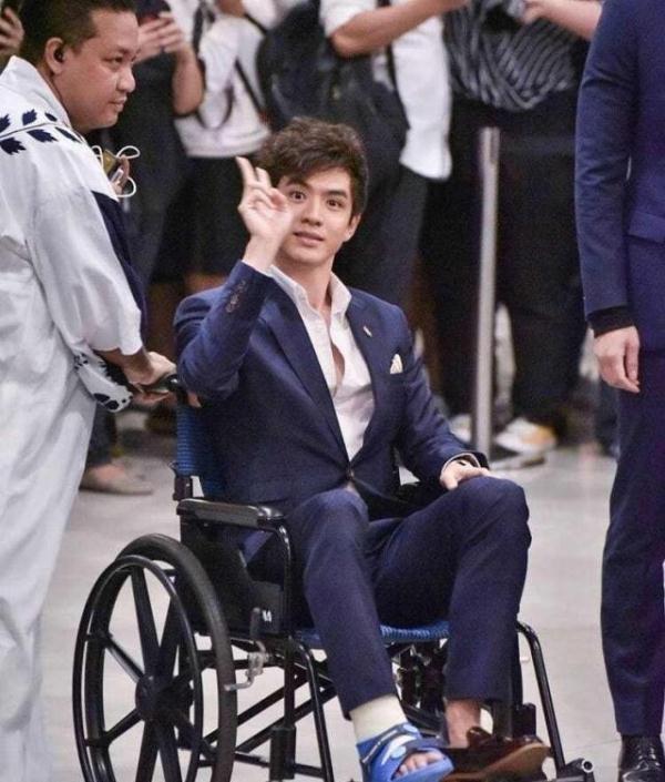泰星Film穿着鞋不扭脚，坐着轮椅出席了活动。