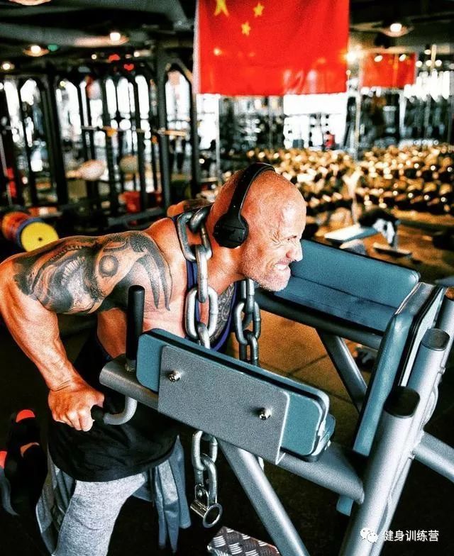 杠精小伙挑战巨石强森健身食谱,吃一天就跪了,但却让我发现个秘密.