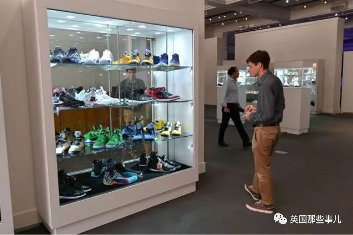Nike回到未来售价高，越穿越土豪(加拿大富豪狂砸580万买下99双稀有运动鞋…有钱，任性，怎么地？)
