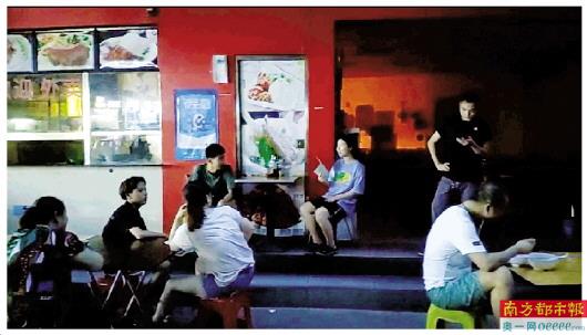 抽水泵没电高层用水难 电子门锁失效只能砸坏