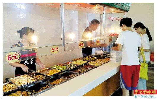 抽水泵没电高层用水难 电子门锁失效只能砸坏