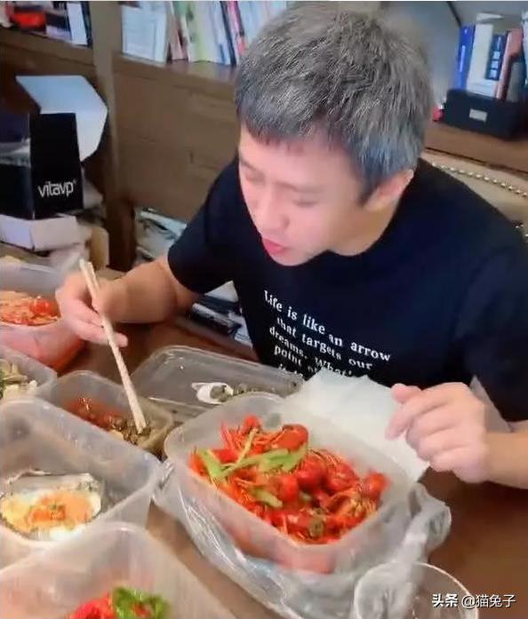 陈赫微博(陈赫发微博吐槽邓超赖在他家不走，网友：有这伙食我们也不走)