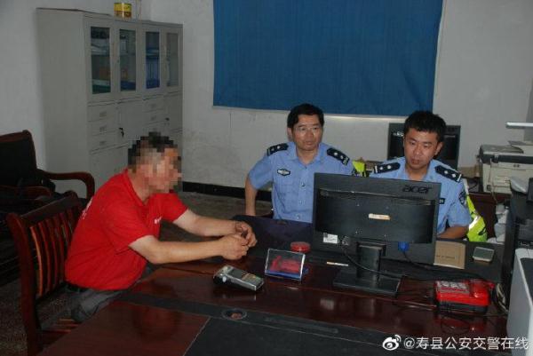 吓人！14岁初中生开大巴载客不系安全带 单手握方向盘动作娴熟