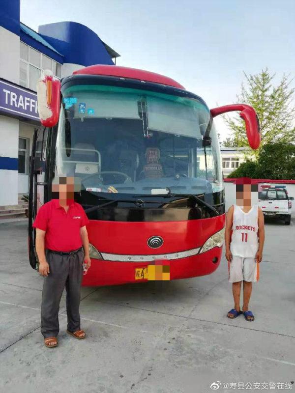 吓人！14岁初中生开大巴载客不系安全带 单手握方向盘动作娴熟