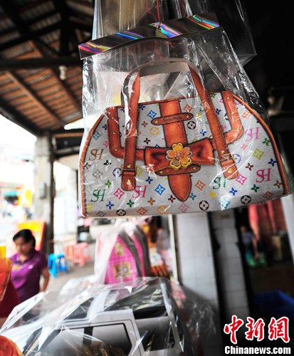 死亡色口红、好老婆奖杯……七夕土味礼物你收过吗？