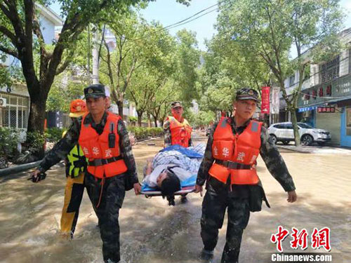 临海救援现场(浙江临海救援现场“剪影”：涉水逆行 席地而眠)